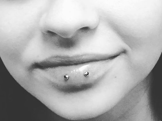 Horizontal Lip Piercing 30+ image ideas, jewelry pros & cons Right