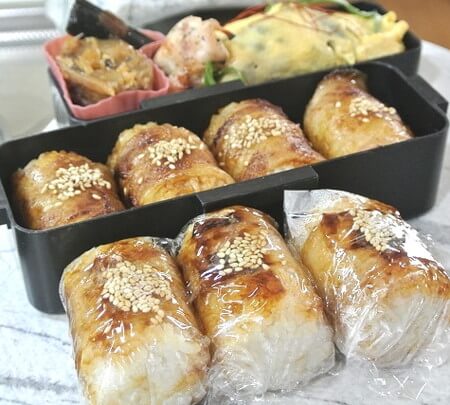 肉巻きおにぎり|焼肉のタレで超簡単|１分で料理紹介#Shorts - Youtube 肉巻きおにぎりを焼き肉のタレで！簡単な作り方と弁当のおかずも紹介 | ハイラックスキャンパー夫婦旅+(プラス)