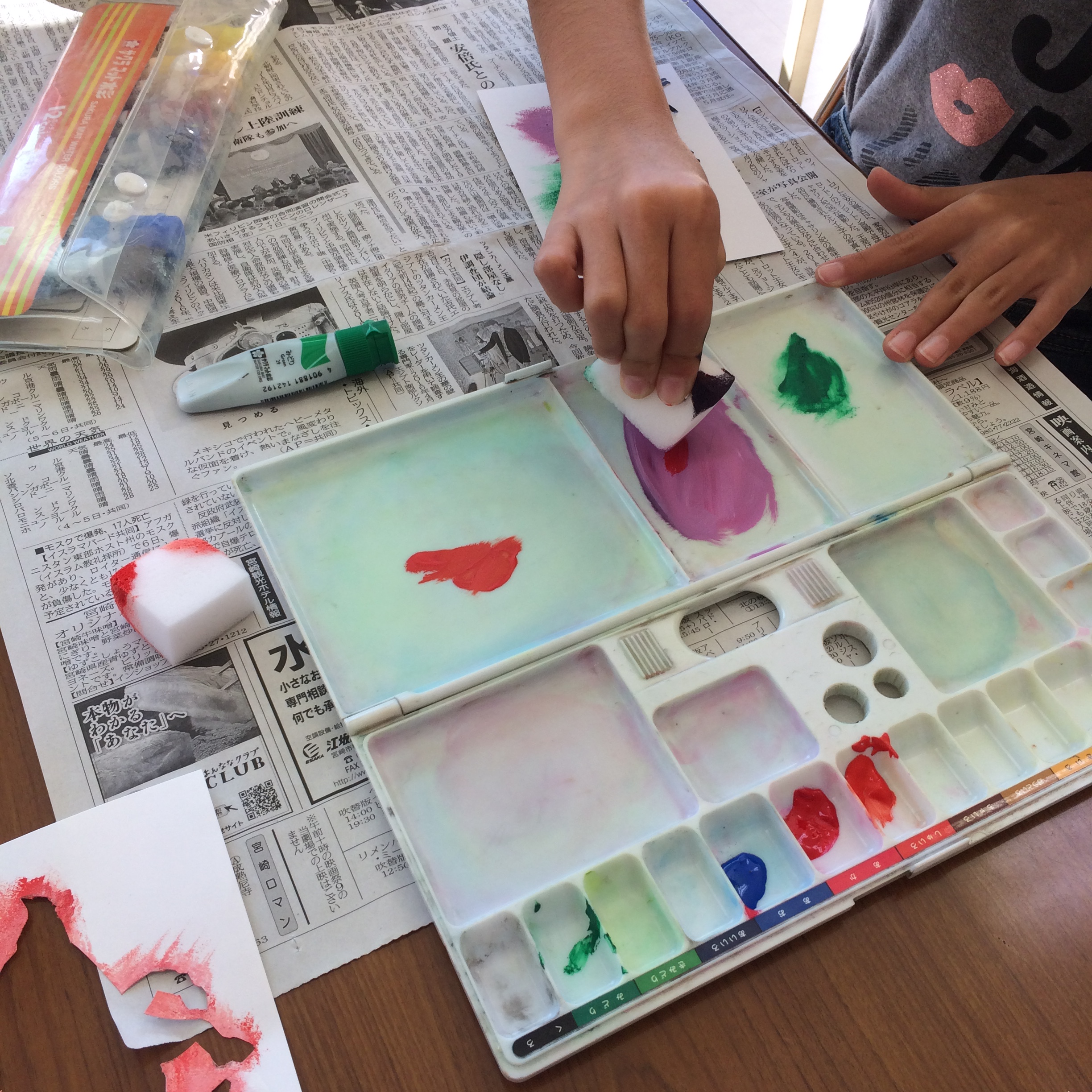 「パレット」の使い方や指導方法。小学校の図画工作科の水彩絵の具の必需品用具！混色も簡単にできる！ 母画家道