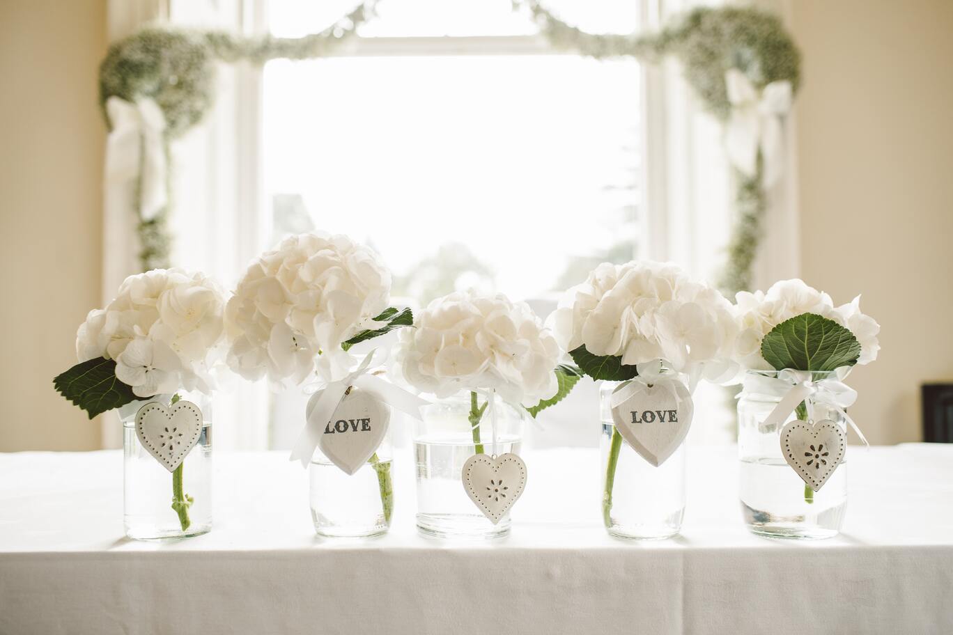 57 Wedding Gift Ideas for Newlyweds + 79 Door Gift Ideas for Weddings