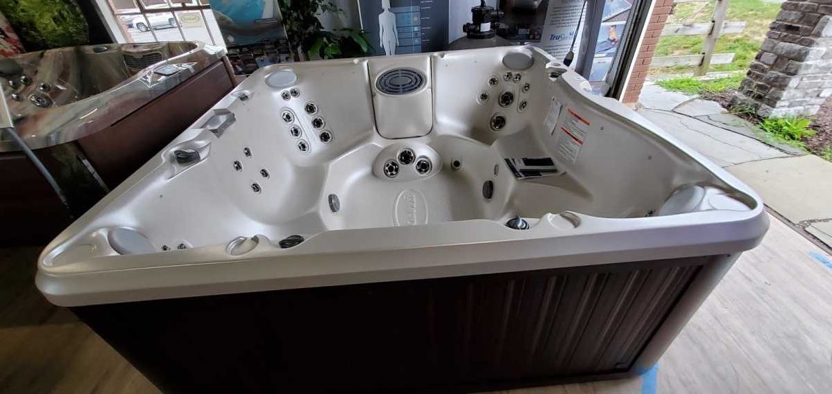 New Jacuzzi® Hot Tubs in Stock! Rin Robyn Pools®