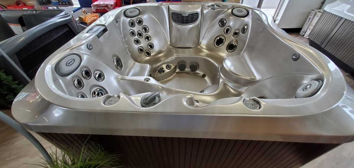 New Jacuzzi® Hot Tubs in Stock! Rin Robyn Pools®