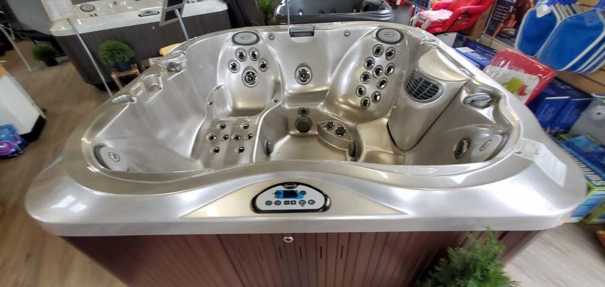 New Jacuzzi® Hot Tubs in Stock! Rin Robyn Pools®