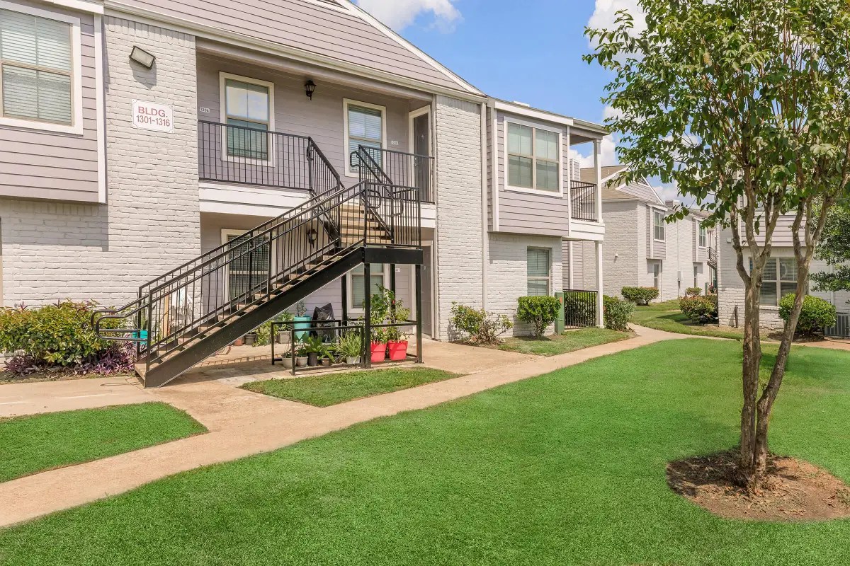 HollyView Apartments Rise Apartments