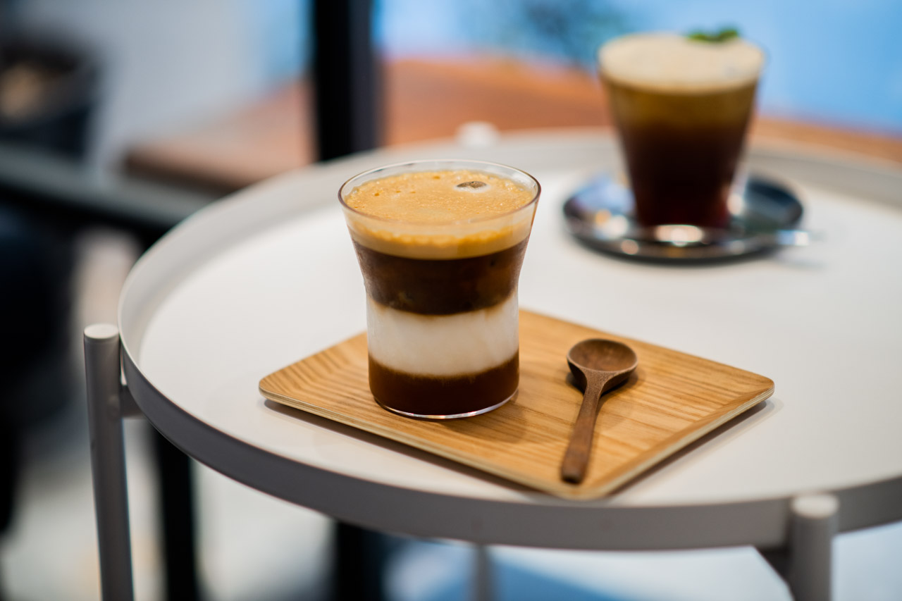 【Coffee Underwater】沉入水下喝咖啡！陶醉在調製飲品的味覺饗宴／自家烘豆／乳酪蛋糕／藍色系咖啡廳 Rita旅食生活