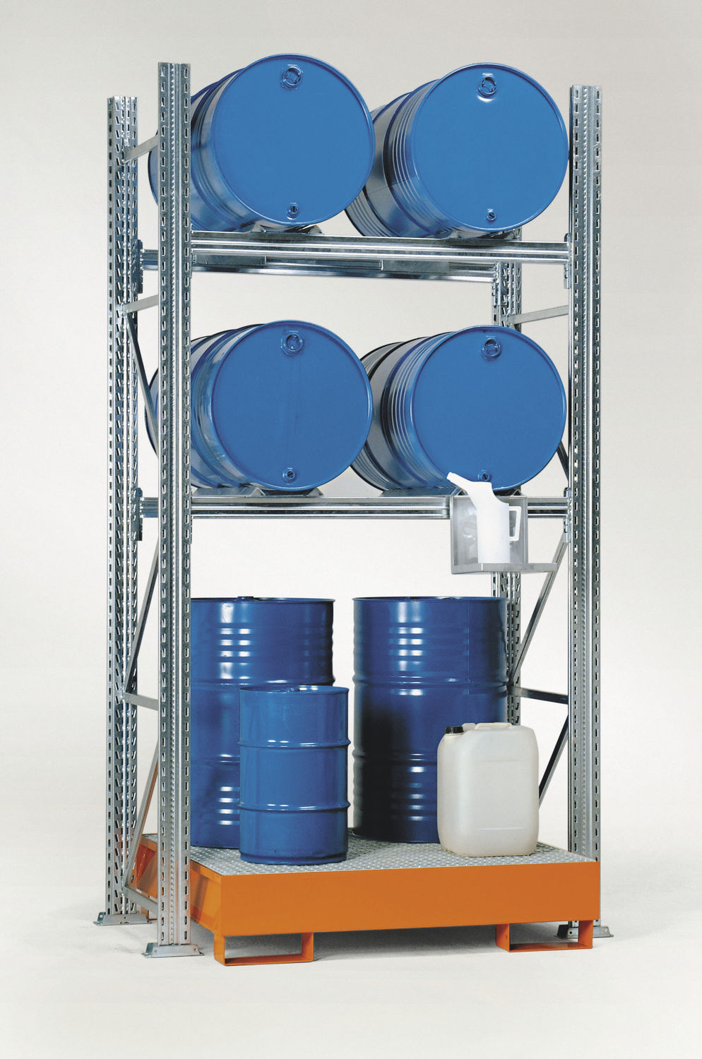 Selfsupporting shelving / for drums with retention tank / adjustable