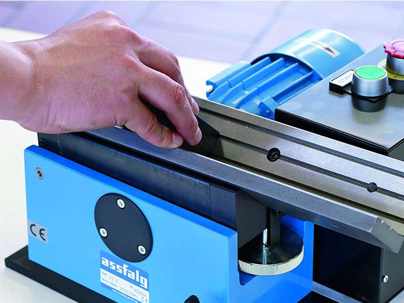 Chamfering machine deburring machine / radius milling / straight edges