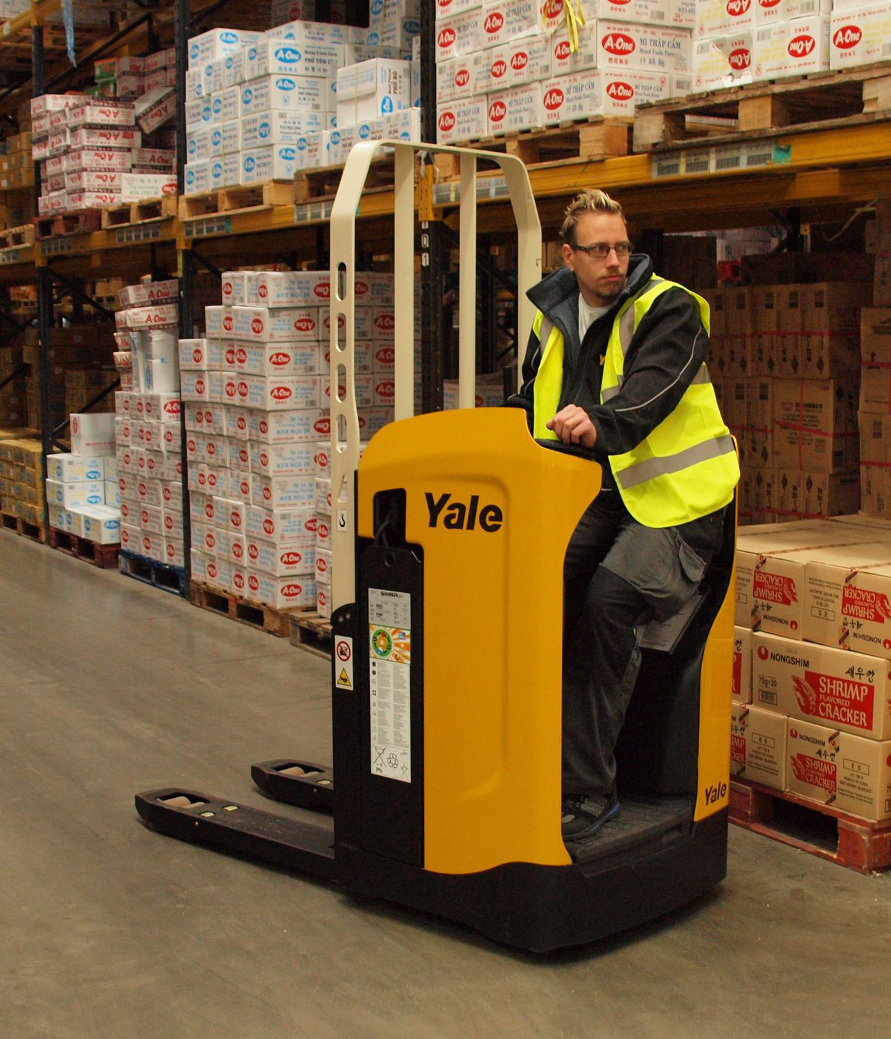Electric pallet truck / sidefacing seated position / loading