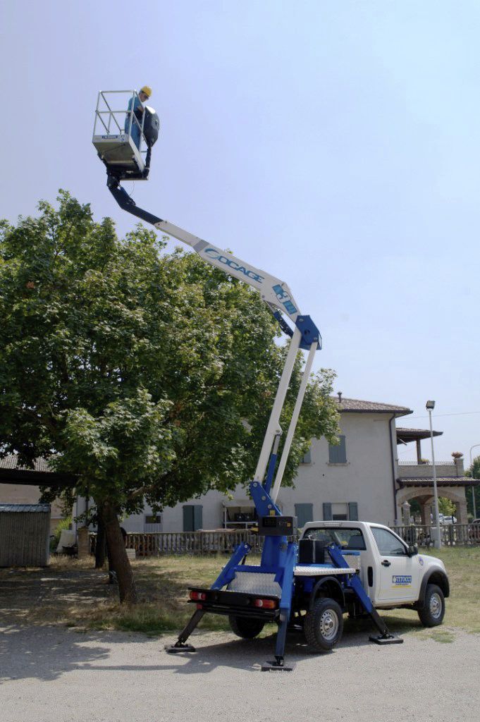 Articulated boom lift / truckmounted / hydraulic / double scissor