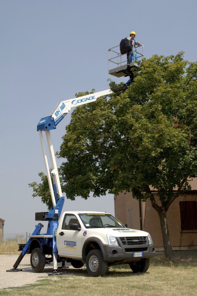 Articulated boom lift / truckmounted / hydraulic / double scissor