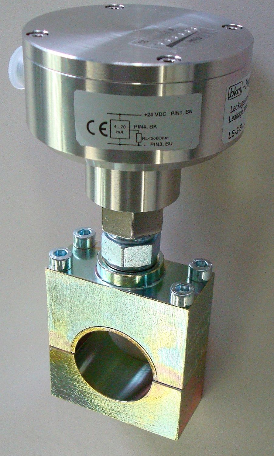 Calorimetric flow sensor / for leak detection / for hydraulic fluid