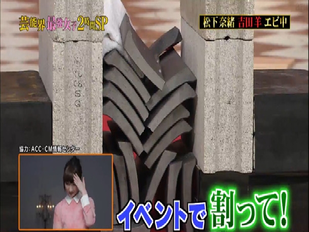 瓦割りをする男性の写真素材 [129289349] - イメージマート 実は意外と知らない？！瓦割りの瓦が割れる理由と本当の使い方 | 石川商店