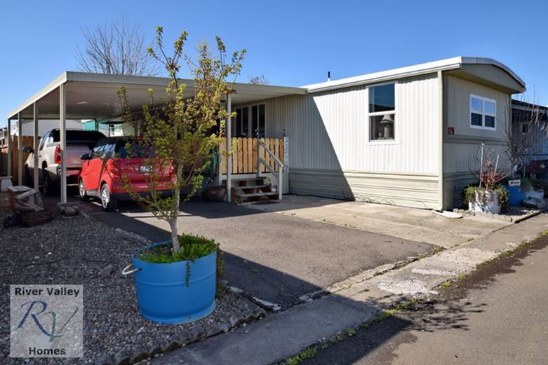 Single Wide Home For Sale at Cascade Village, White City, Oregon