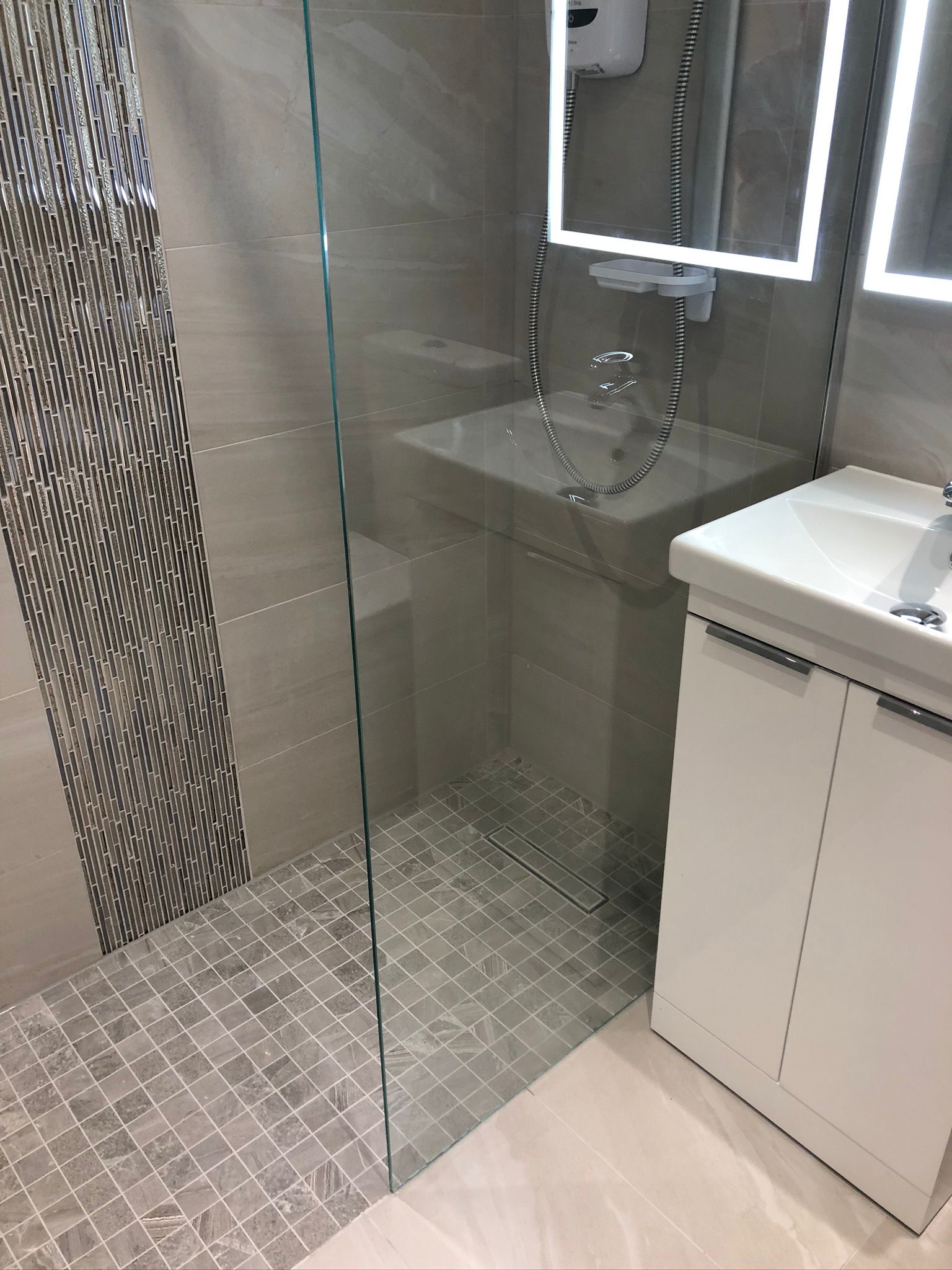 LevelFloor Wet Room Specialists RM Thompson