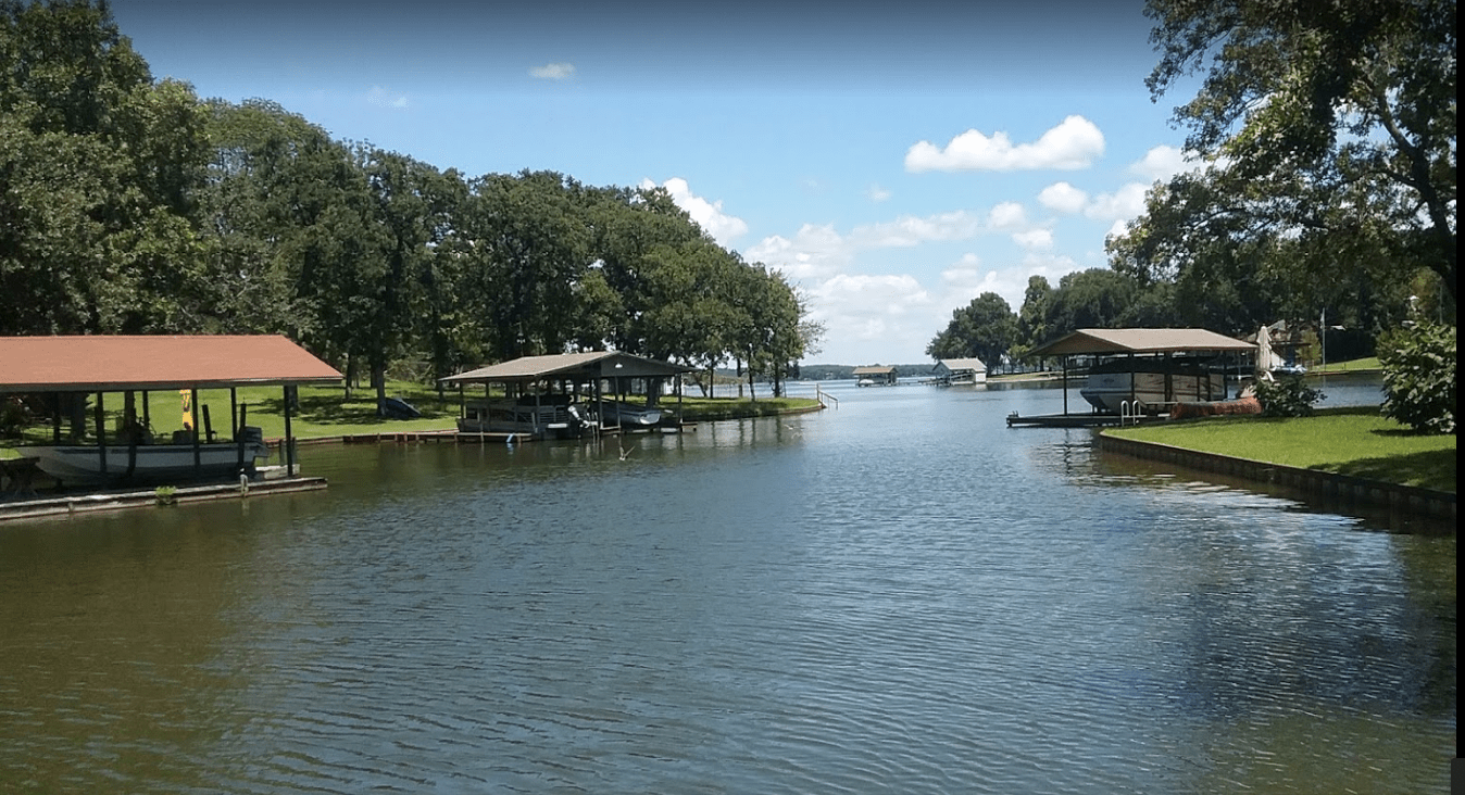 At ease and cozy living near Cedar Creek Lake at Beachwood Estates
