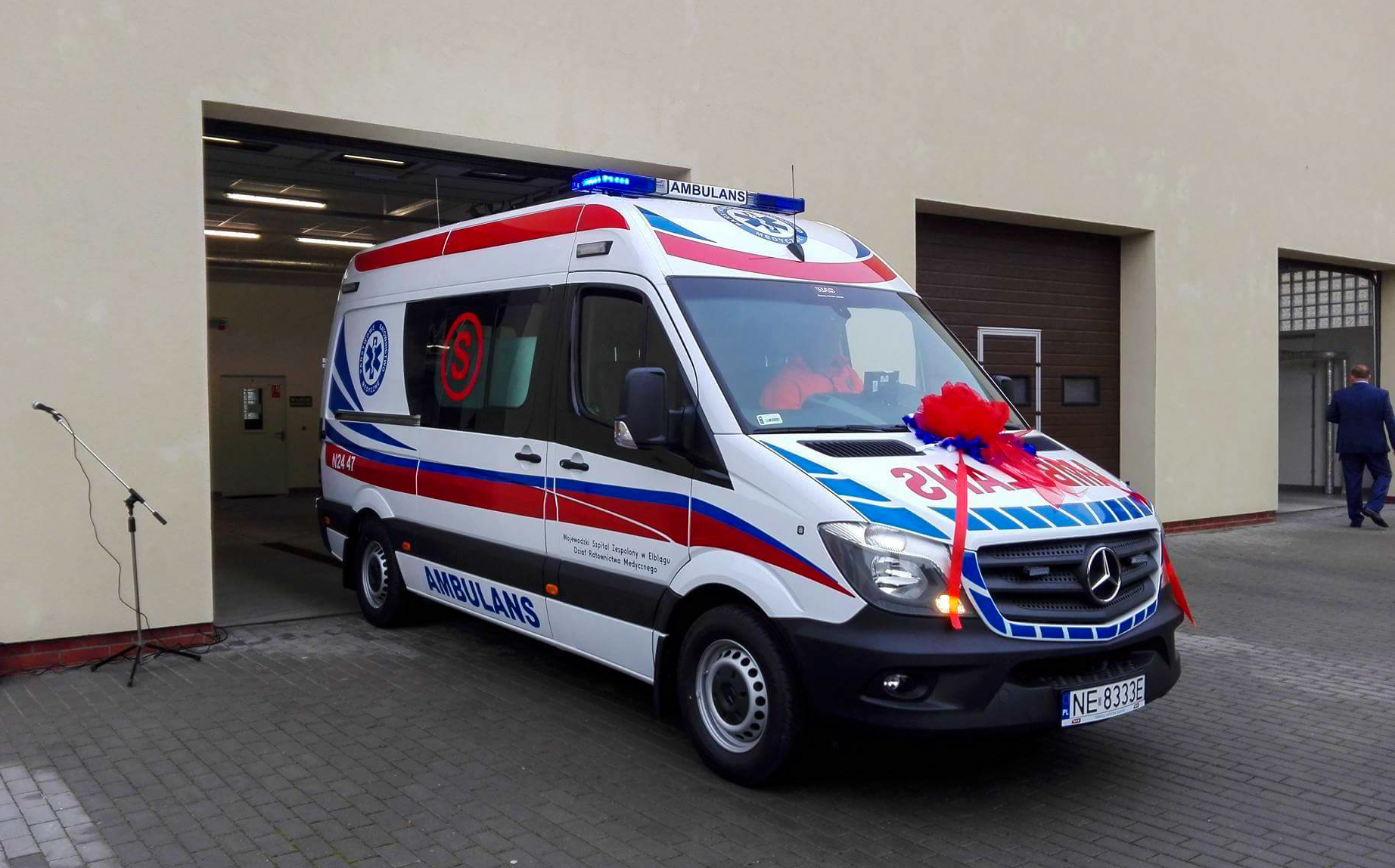 Nowy ambulans w elbląskim pogotowiu wyposażony jak mały