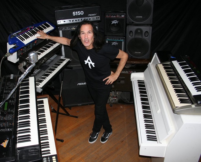 AMERICAN TEARS, do tecladista MARK MANGOLD, lança clipe de música feita