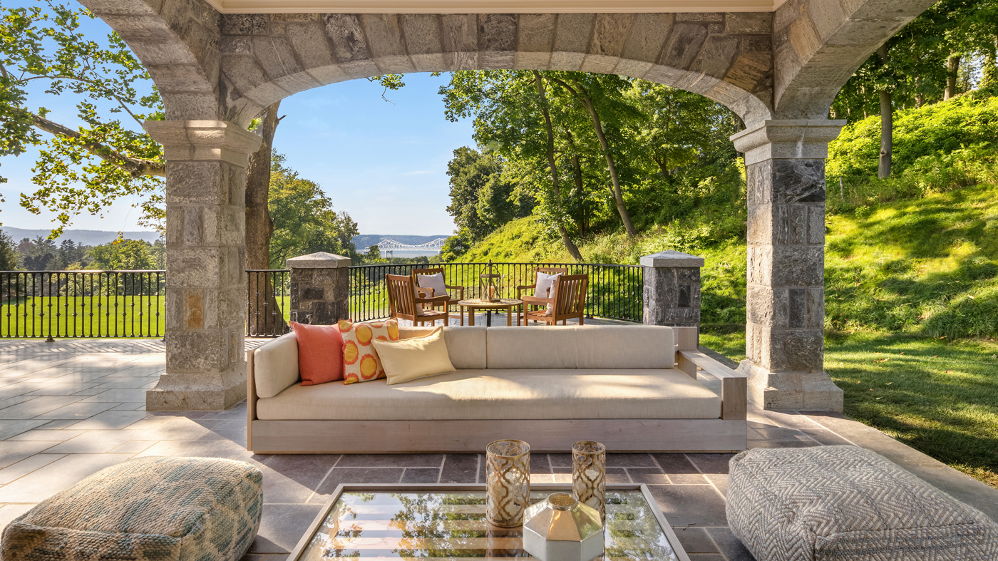 This Glamorous Mansion Overlooks the Hudson River
