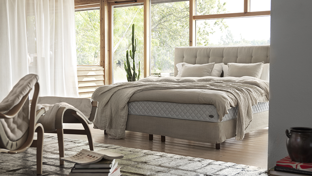 clearance in stock Queen Furniture Bed Gate Frame New In The Box Same