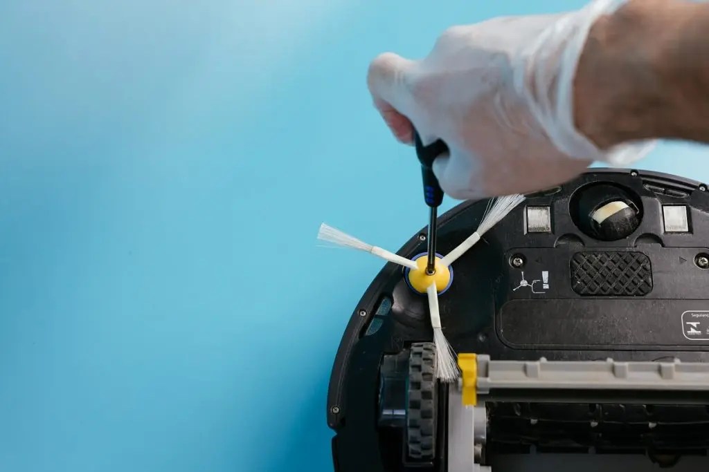 How to Clean a Roomba The Best Practical Way RobotAge.guru