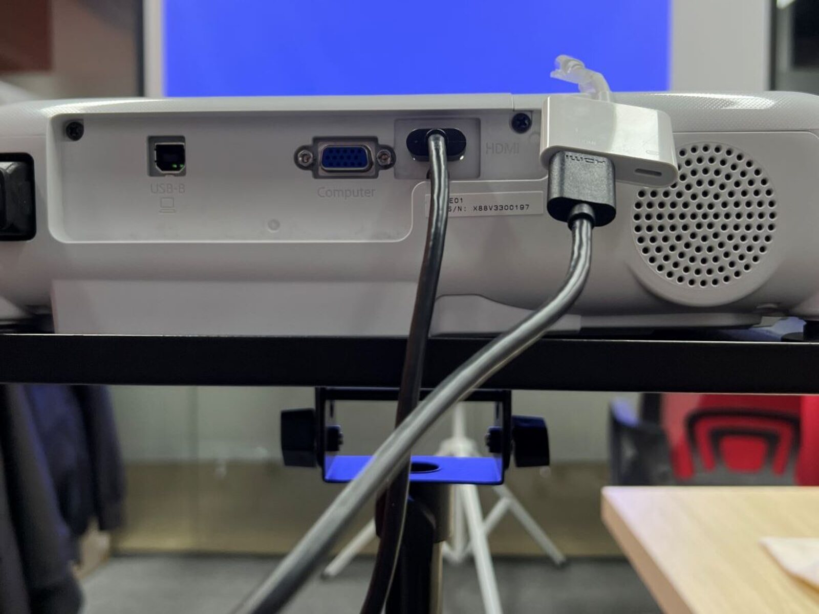 How To Connect Your Phone To The Projector | Robots.net