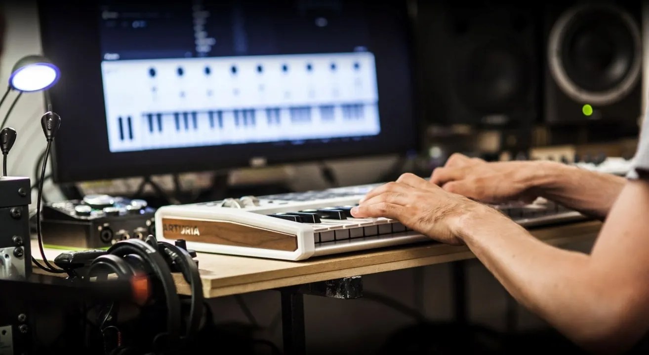 How to Assign Sounds to a MIDI Keyboard in Logic