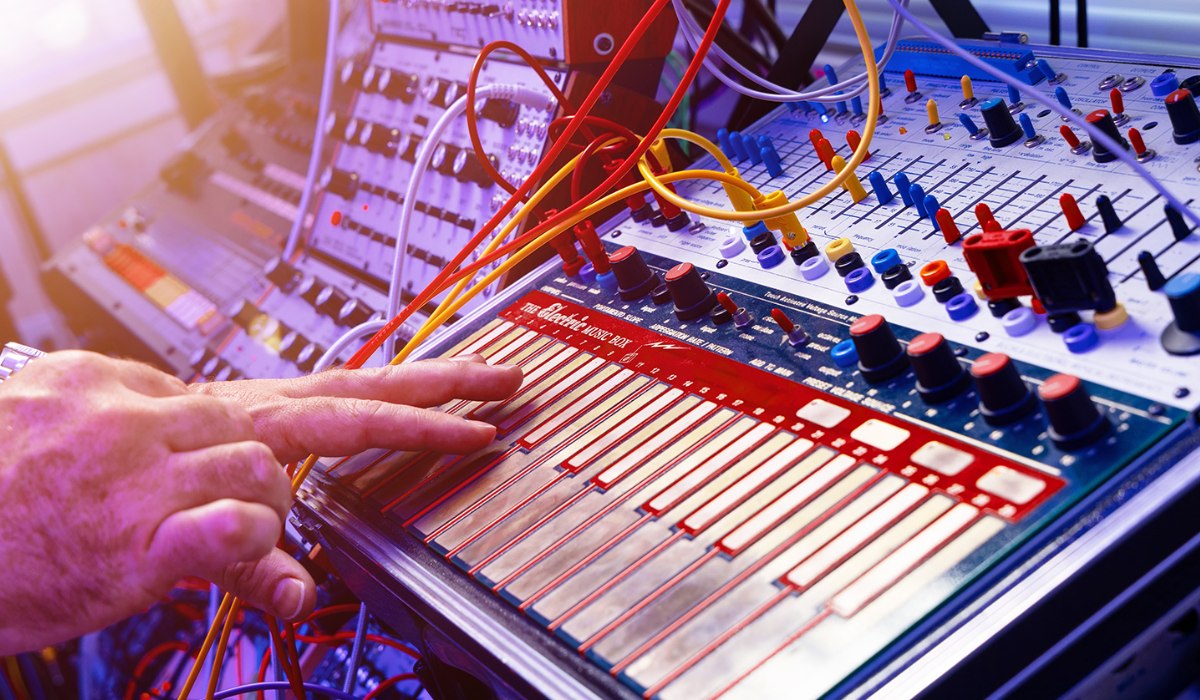 How To Setup Synthesizer And Drum Machine On Keyboard Stand