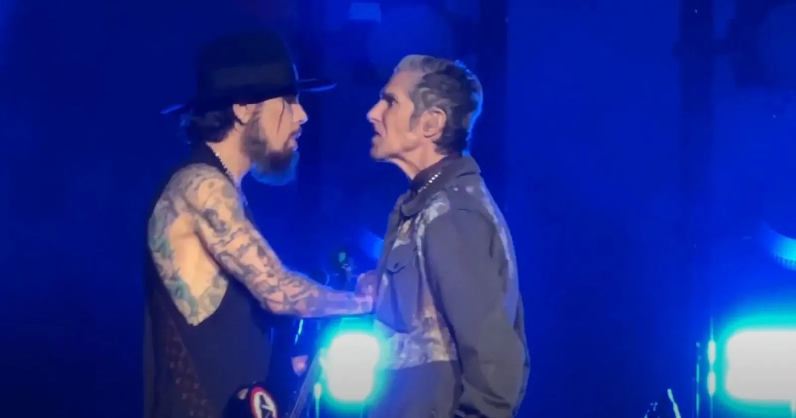 Perry Farrell assaults Dave Navarro during Jane's Addiction show