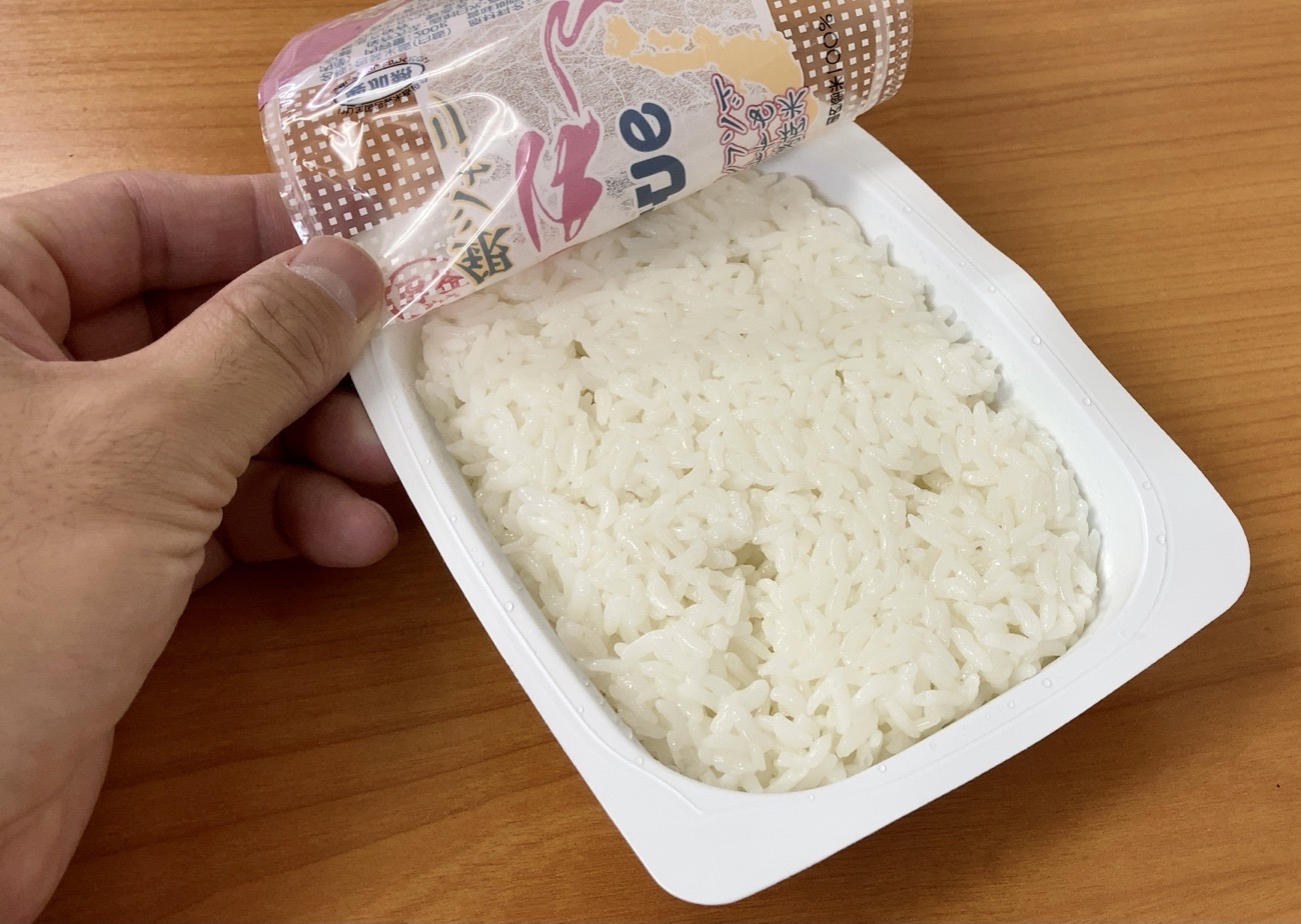 【簡単キャンプ飯】レンチン不要「サトウのごはん」の肉巻きおにぎりが超簡単でウマい！ 特別なキャンプ道具は必要ないから