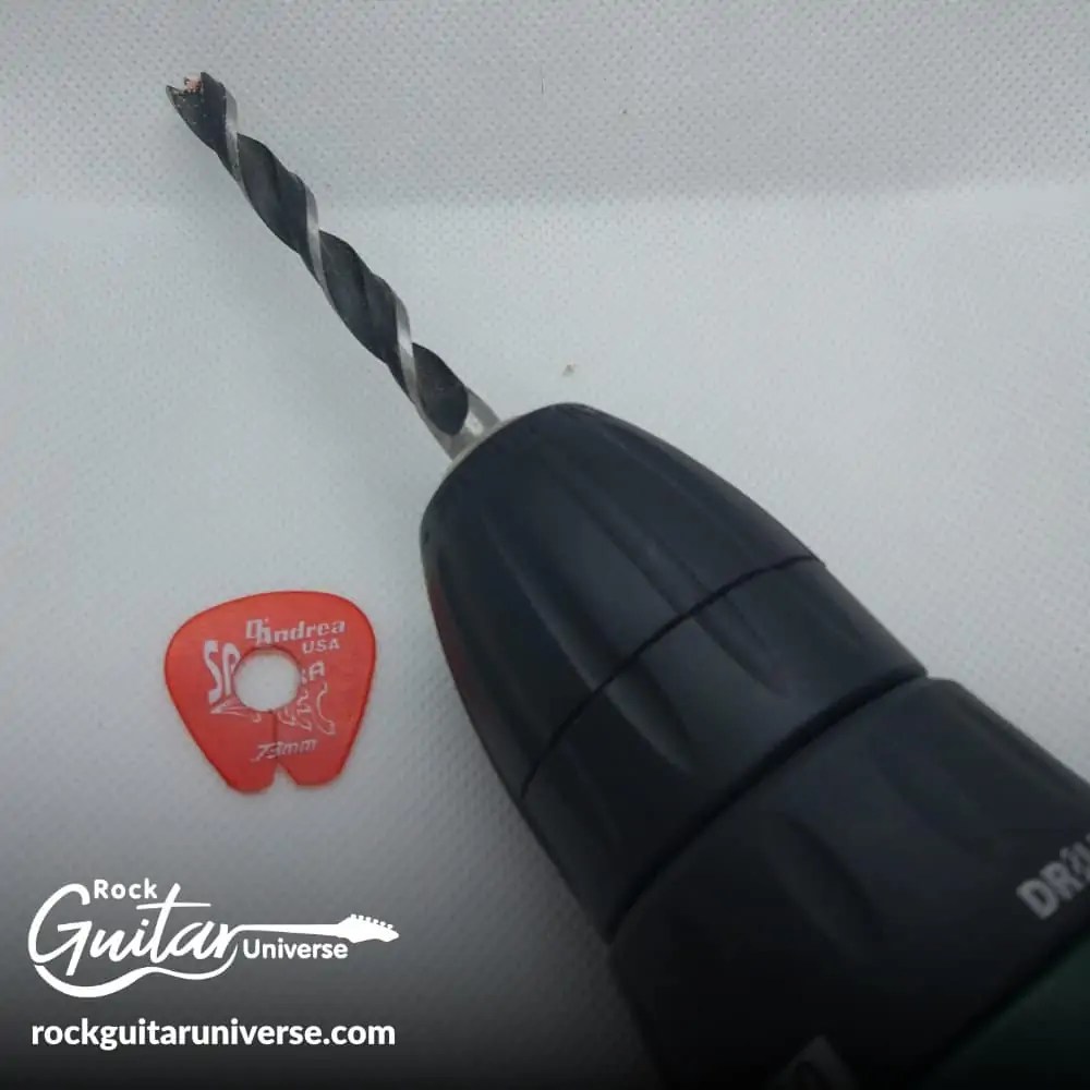 How To Keep My Guitar Strap From Falling Off Rock Guitar Universe