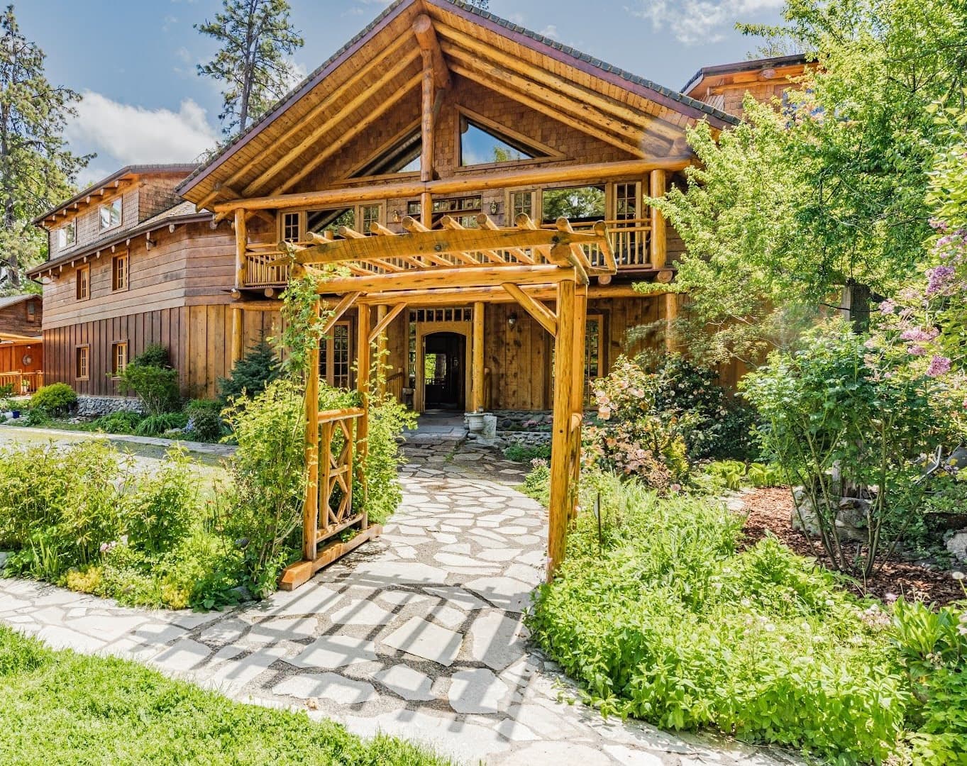 The Lindsay Lodge Offers Rustic Retreat on the Applegate River