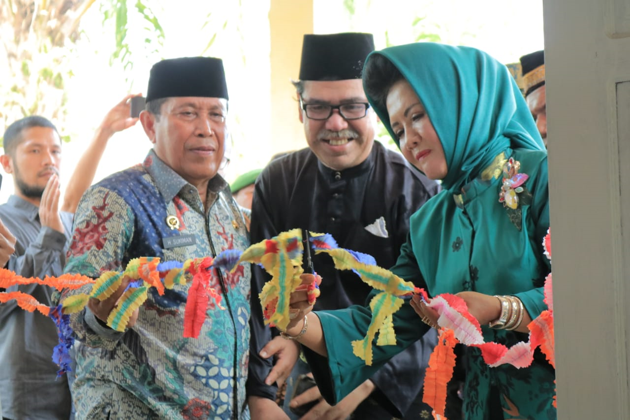 Hadiri Pengukuhan BPAN H. Sukiman Resmikan Perpustakaan