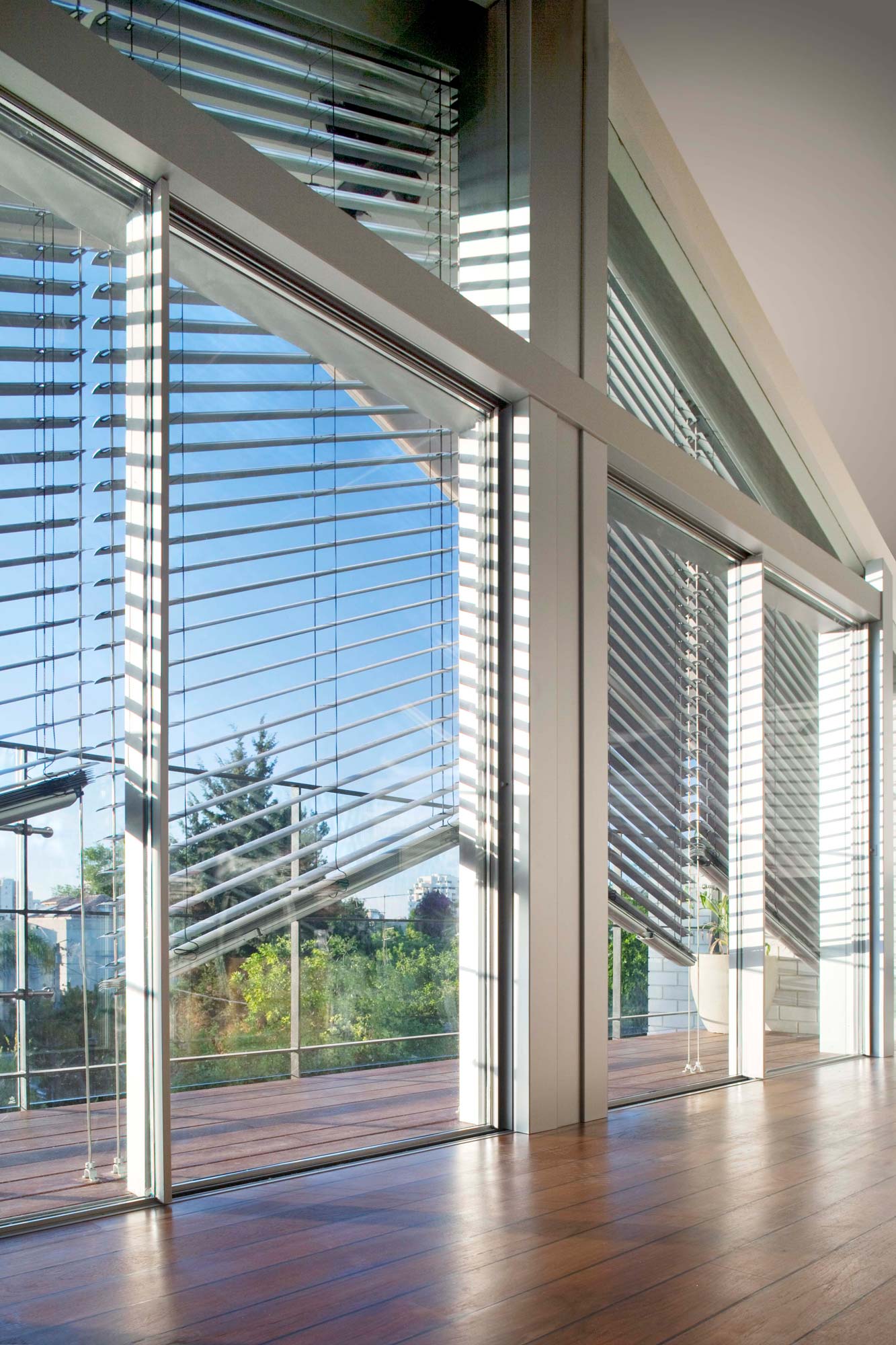 Rolety wewnętrzne & zewnętrzne na skośne okna trójkątne, trapezowe