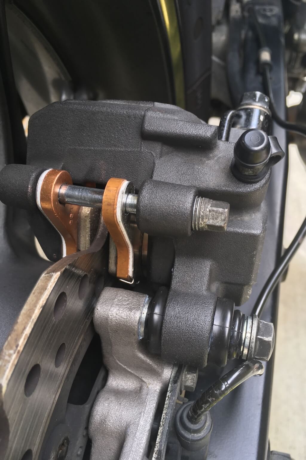 NC700X ブレーキパッド交換 ①【リア編】＆キャリパー洗浄 REIWAのはしりかた