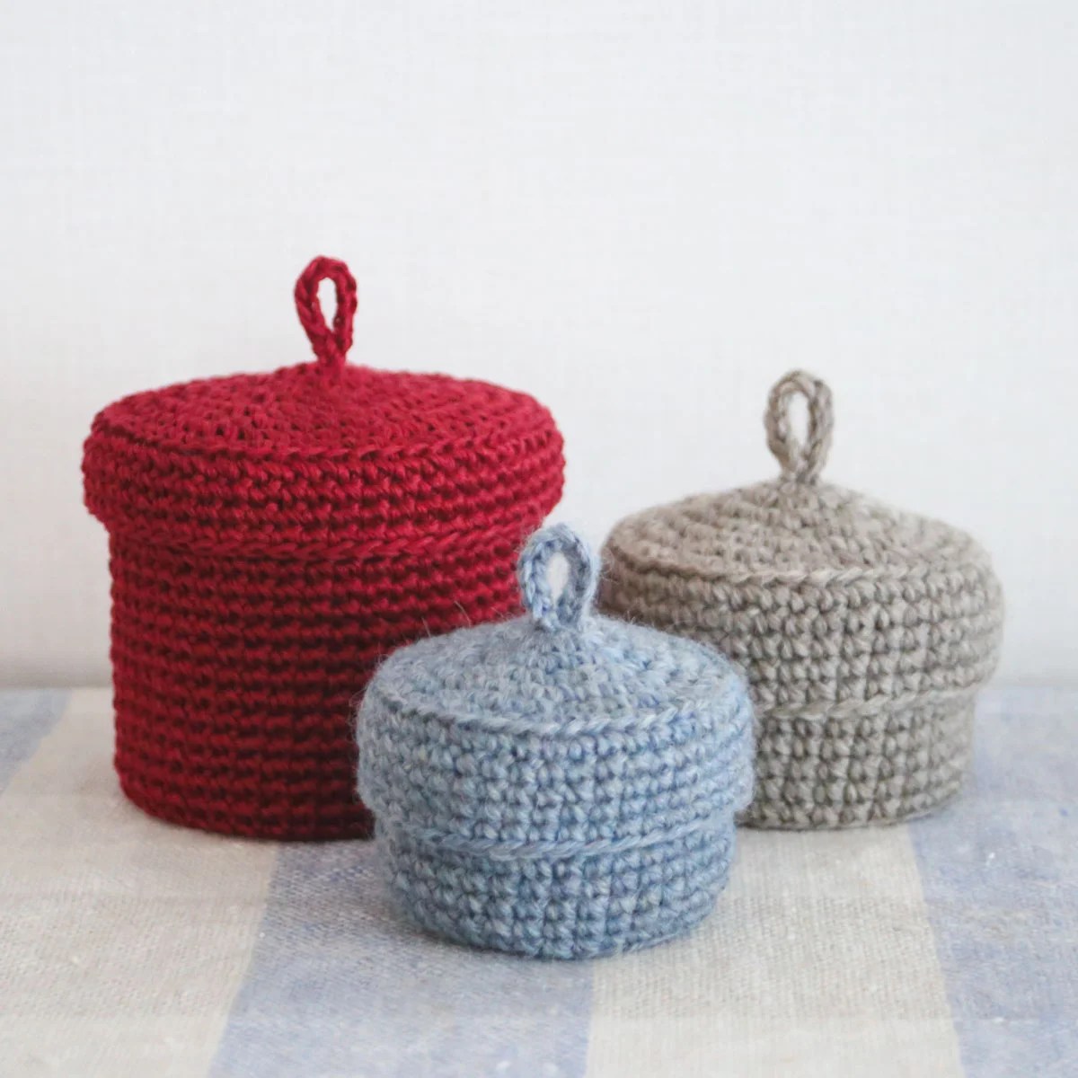 麻ひもの小物入れ｜編み方を１部変えるだけでフタと本体ができた話 | 【暮らしの音】Kurashi-*Note 無料レシピ】定番小物からはじめる かぎ針編み初心者コース［第4回］ふた付き小物入れ | かぎ針編みレシピ・無料編み図 Ronique [ロニーク]