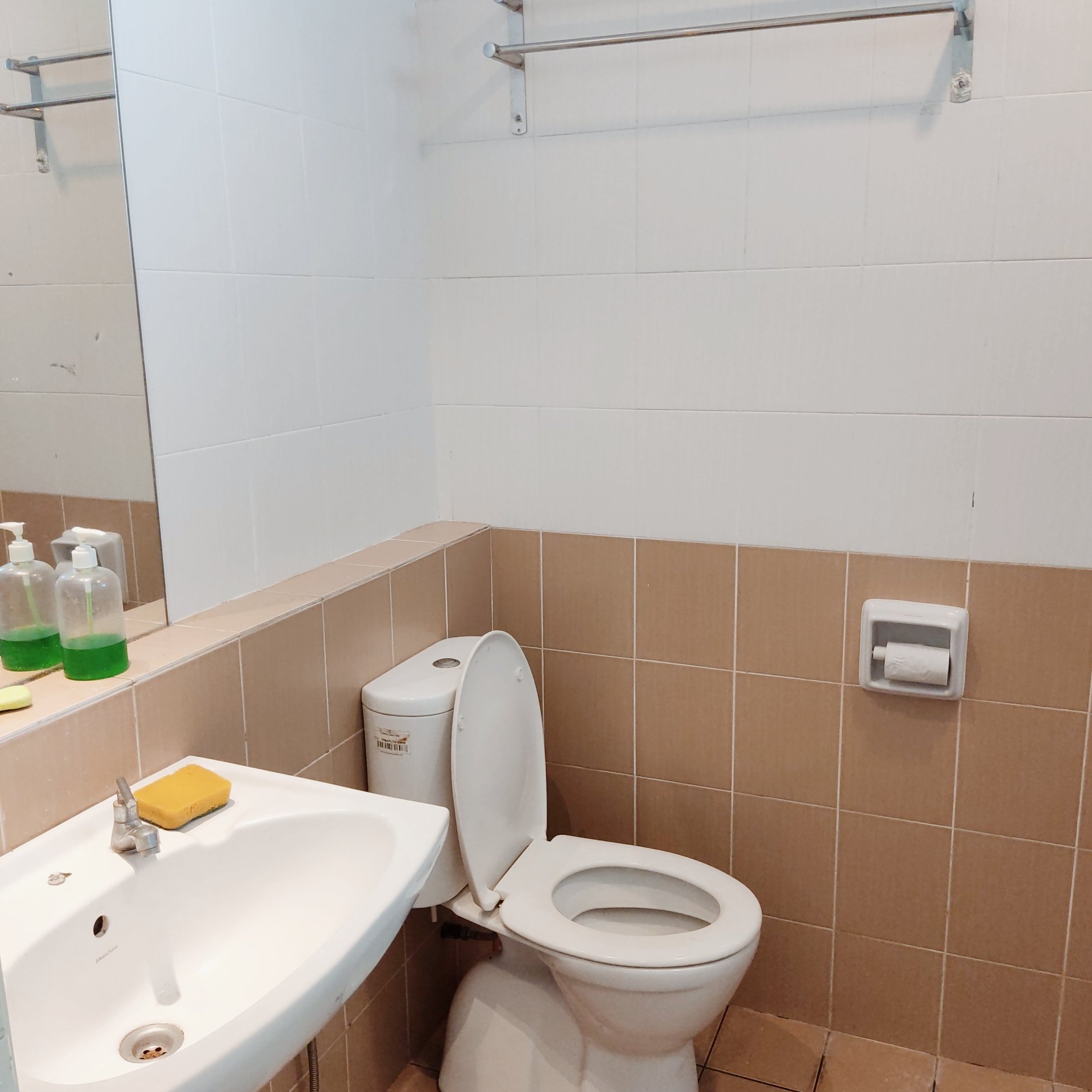 Master room for rent at AHAX, Taman Bukit Serdang, Seri Kembangan