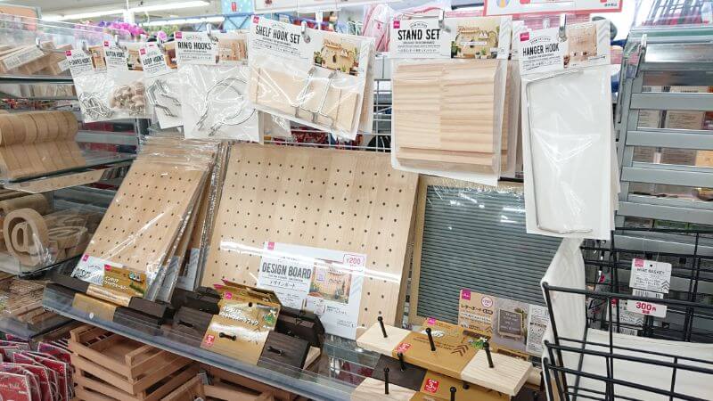 有孔ボードは株式会社アサヒ 有孔ボード・ペグボードの価格＆在庫 ダイソーのデザインボード（有孔ボード）と専用フックを”ほぼ全種類”購入しました【レビュー】 | Rooms19