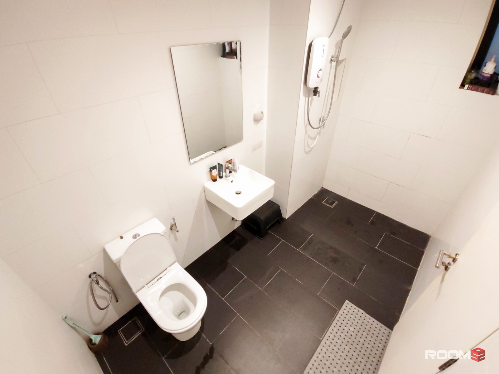 Connect with MRT🚆 Master King bedroom with private bathroom and windows