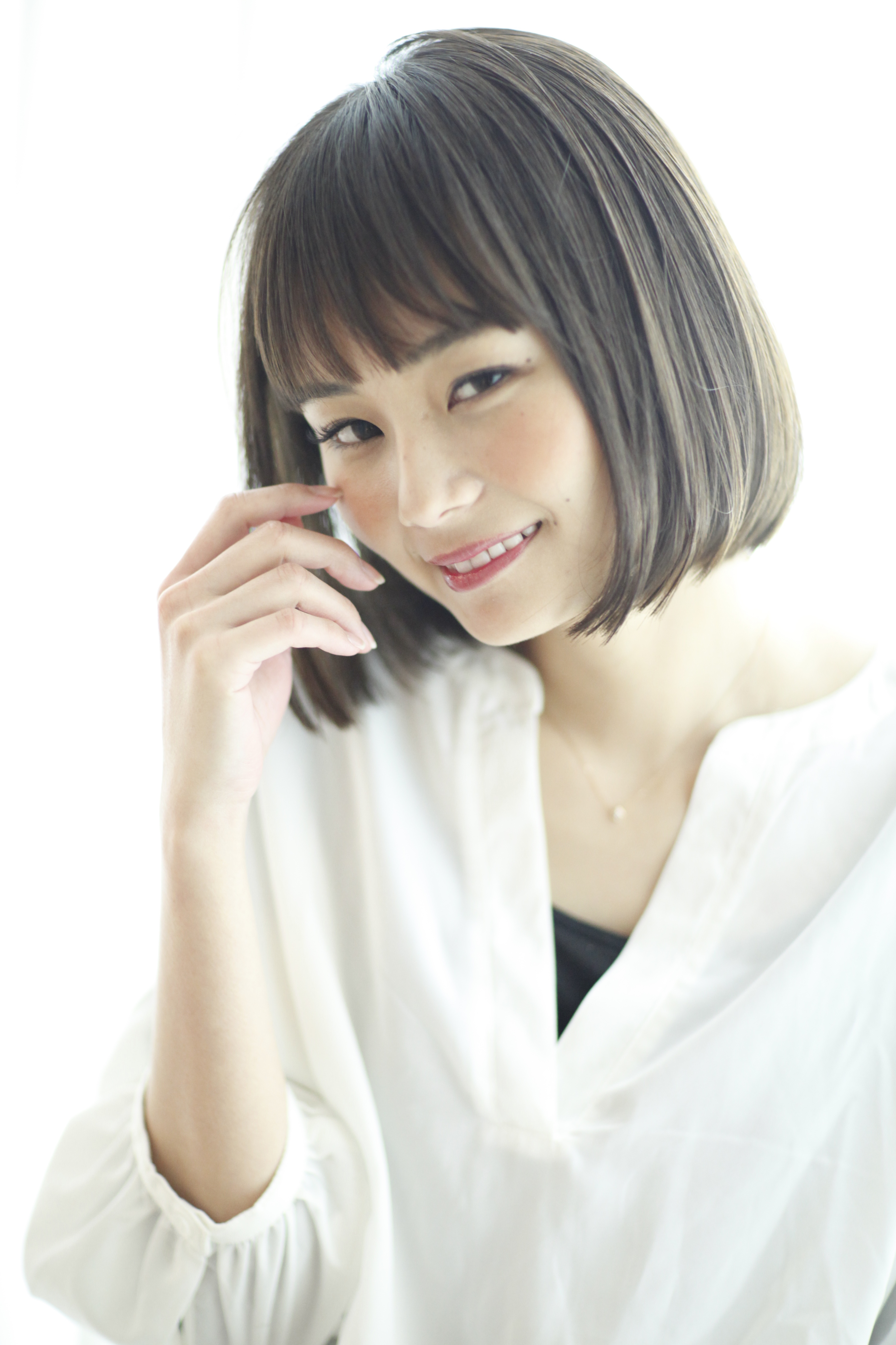 最新ヘアスタイル！切りっぱなしボブ 表参道・南青山の美容室・美容院 Roops（ループス）