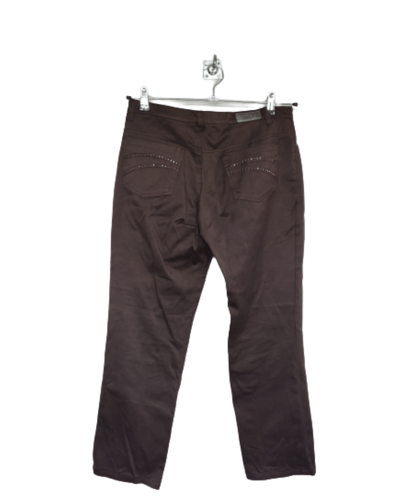 Ilepi. Pantalón marrón con pedrería en los bolsillos Ropasion