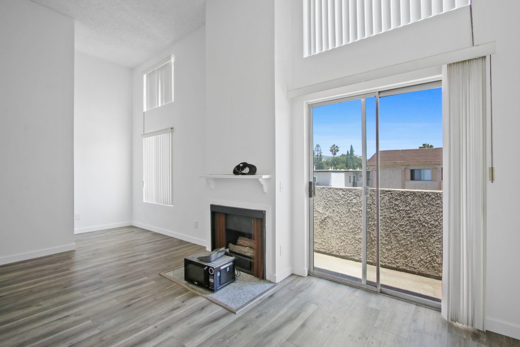 Roque and Mark » Bright, upper 2+2 in Palms! Central Air Cond, balcony