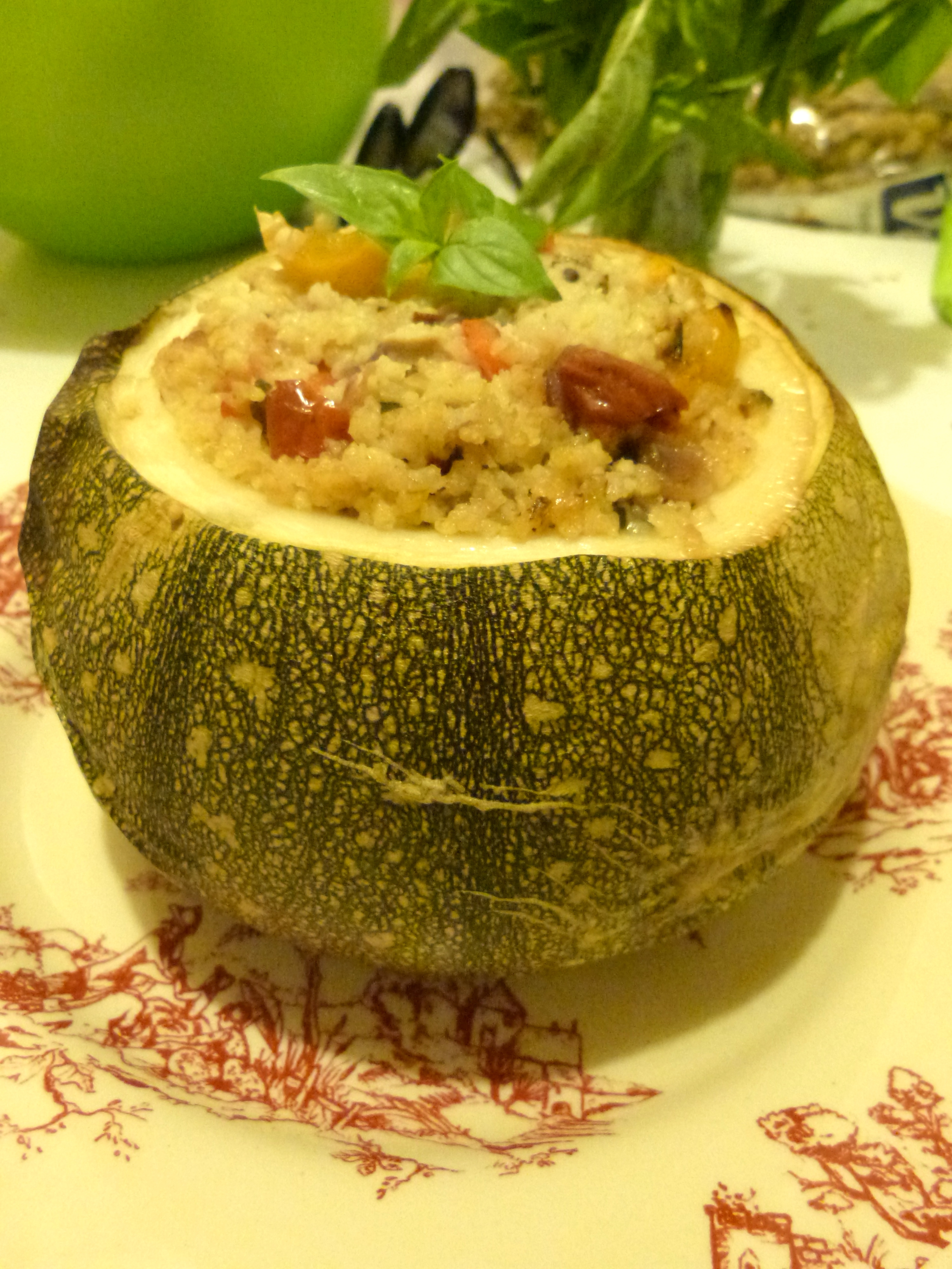 Courgette farcie au boulghour, millet, petits légumes et tofu fumé