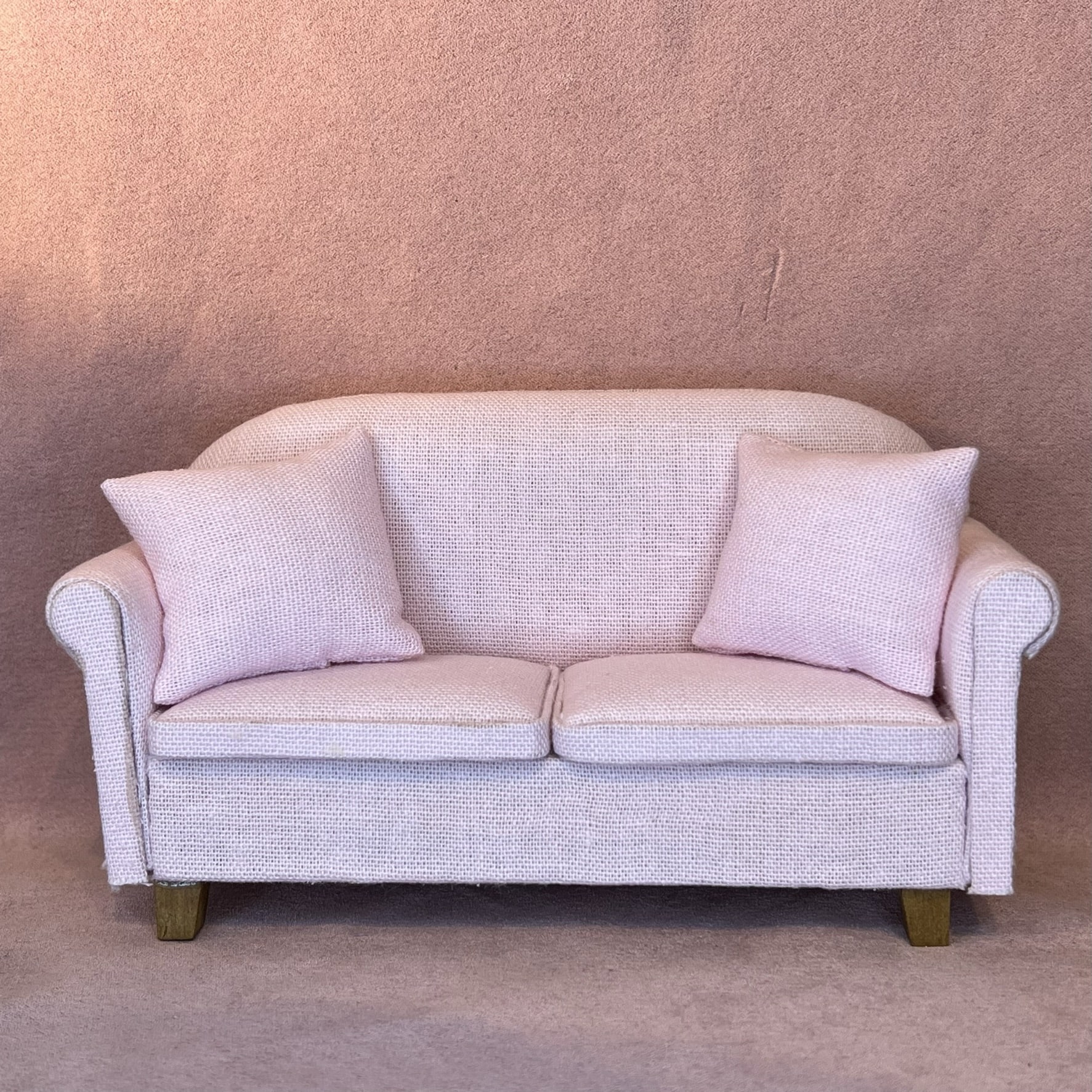 Sofa m puder Lyserød Miniature sofa til dukkehus sofastuen