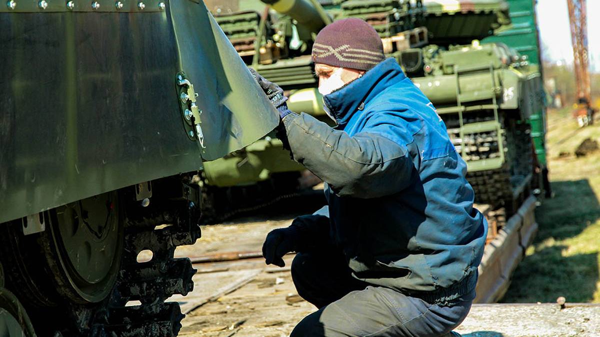 Нехватка кадров. На Львовском бронетанковом заводе не хватает
