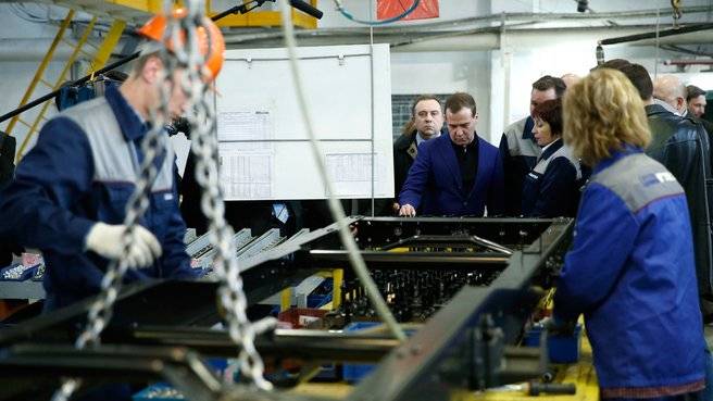 Медведев пообещал — Дерипаска выполнил. ГАЗ будет работать 4 дня в