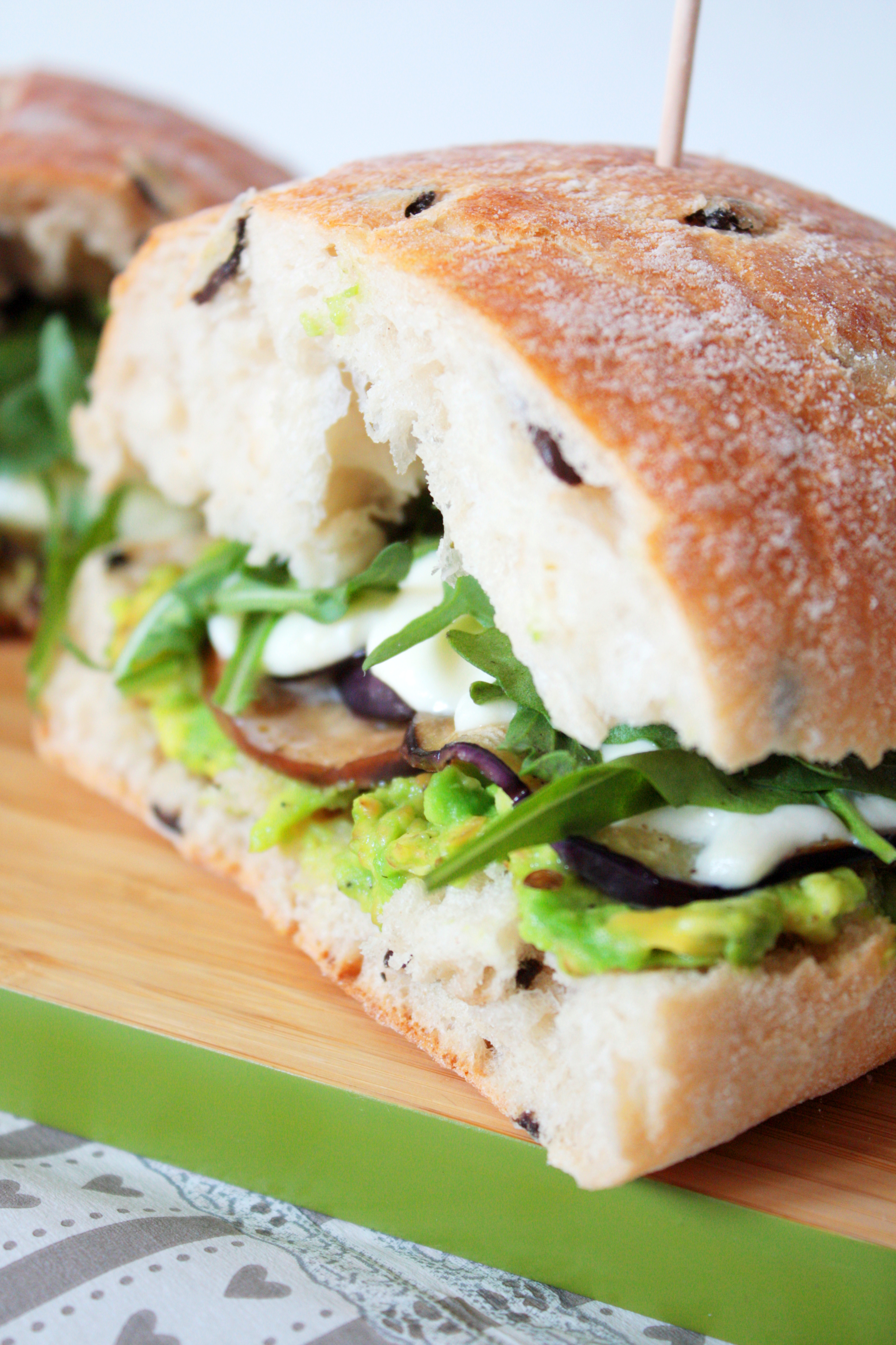 Lecker Mittagssnack Ciabatta mit Avocadocreme und gebratener Aubergine Rosy & Grey