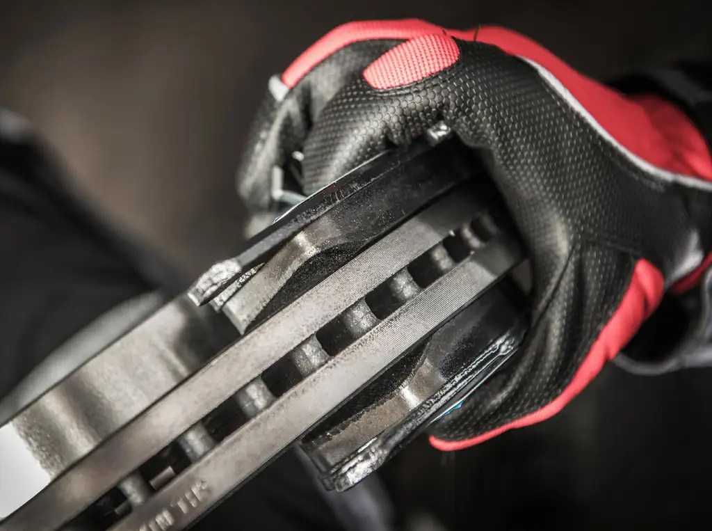 Brake discs and pads installation