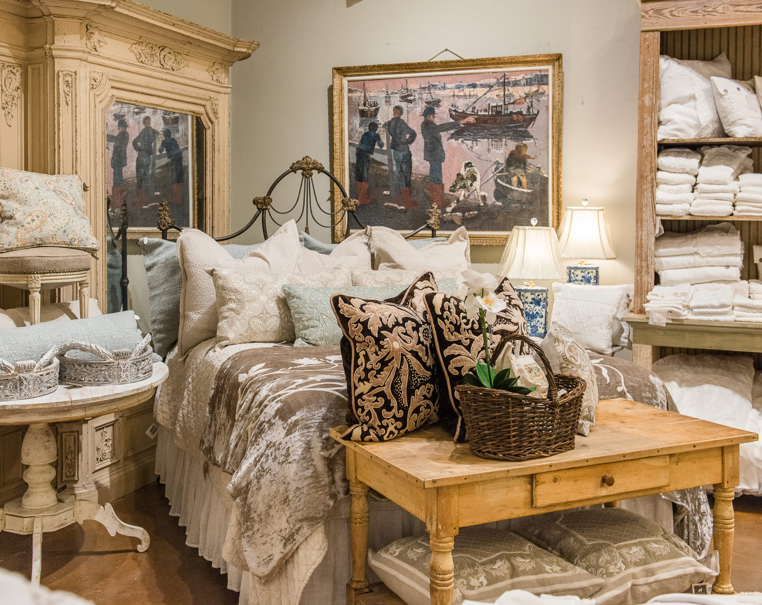 The Secrets of a Welldressed Bed Round Top Register