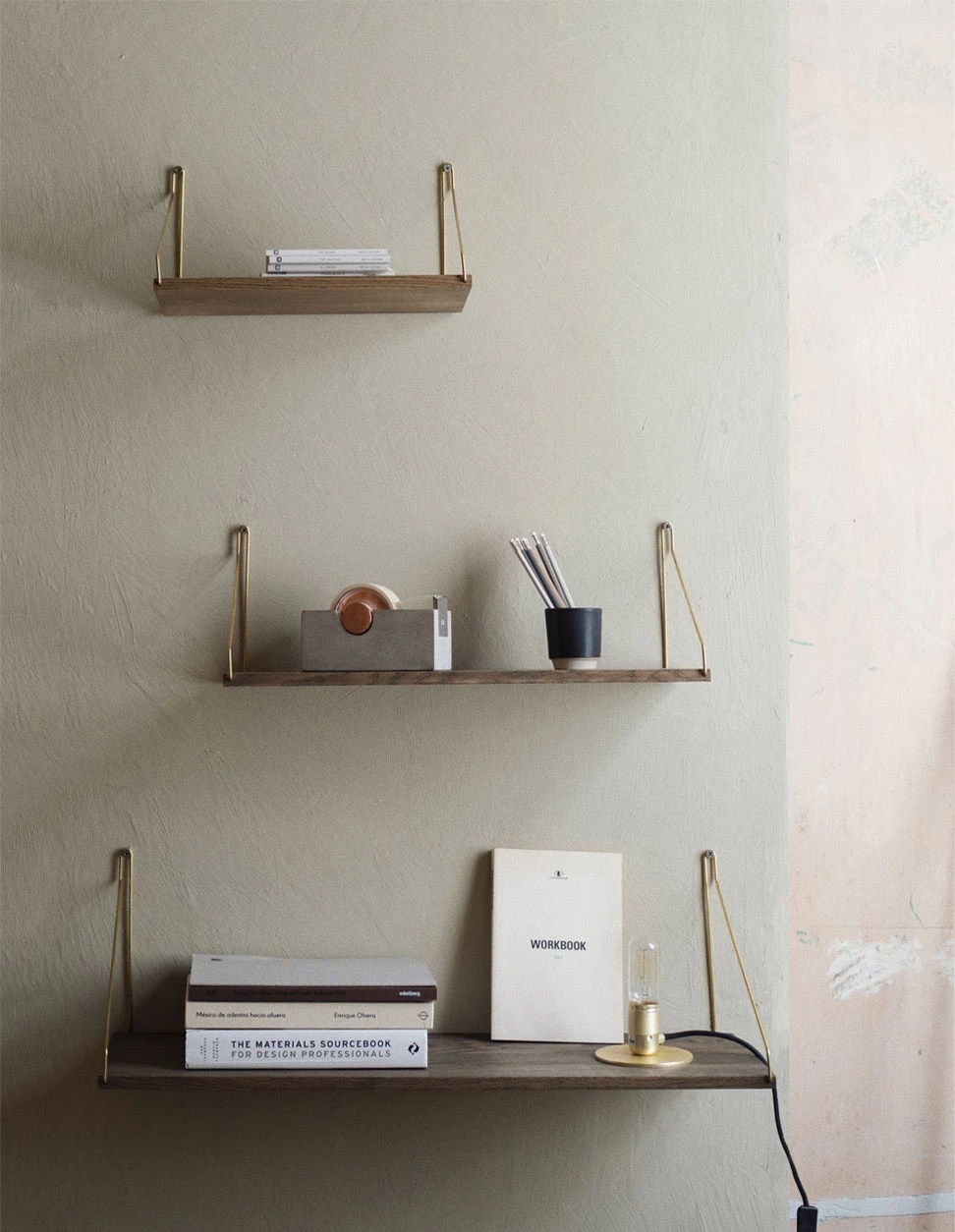 frama hylla Dark Shelf D20 W40, Brass Brackets - Frama @ Royaldesign