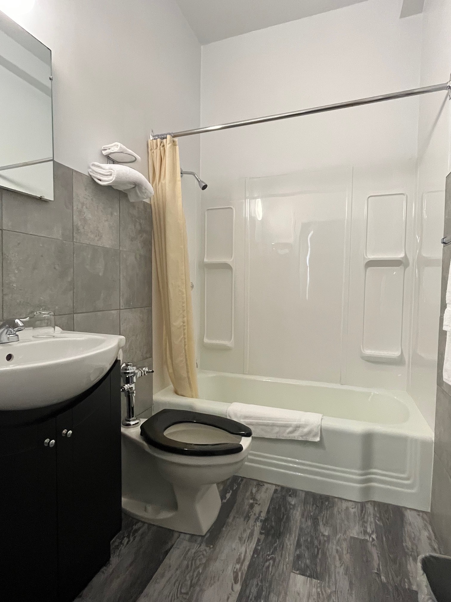 1 Queen Deluxe ROYAL HOTEL FLIN FLON , MANITOBA